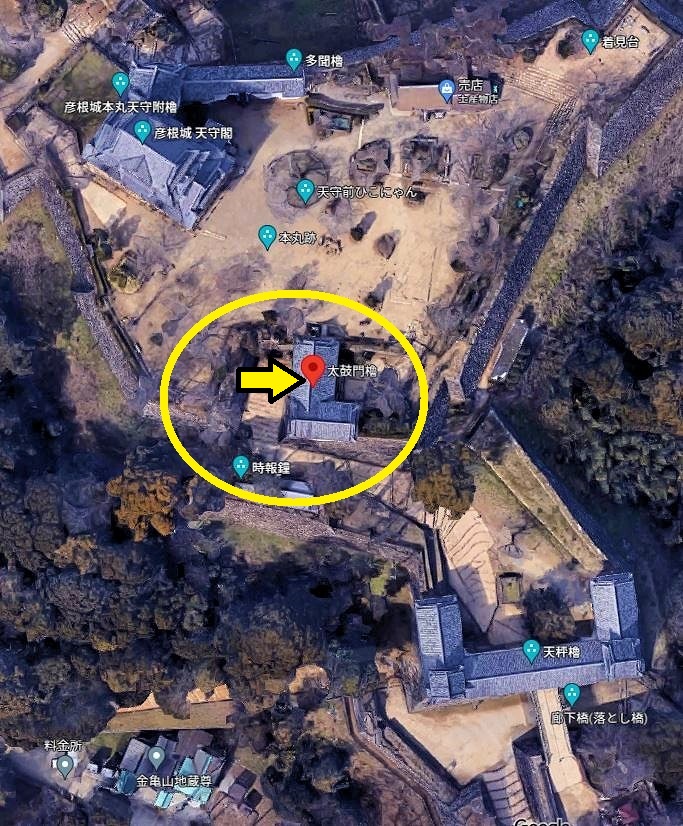上空から見た太鼓門櫓(彦根城)---Googleマップより